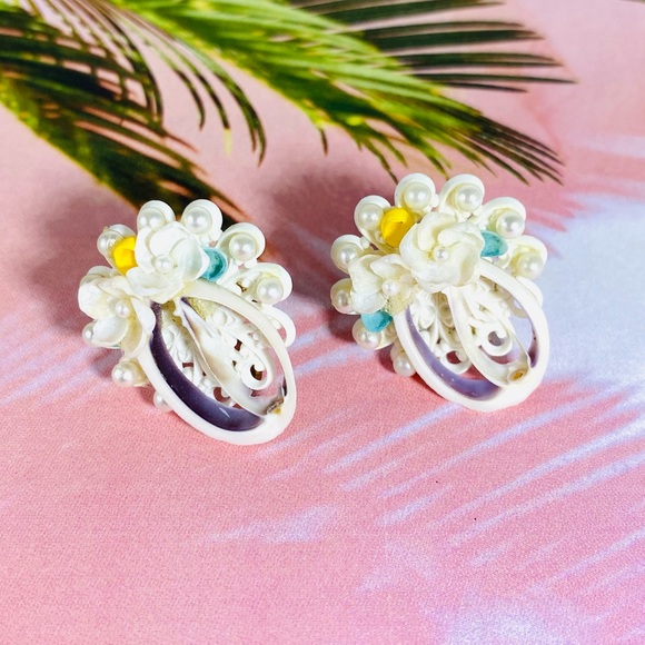 Vintage mini shell floral screw back earrings - Picture 2 of 5